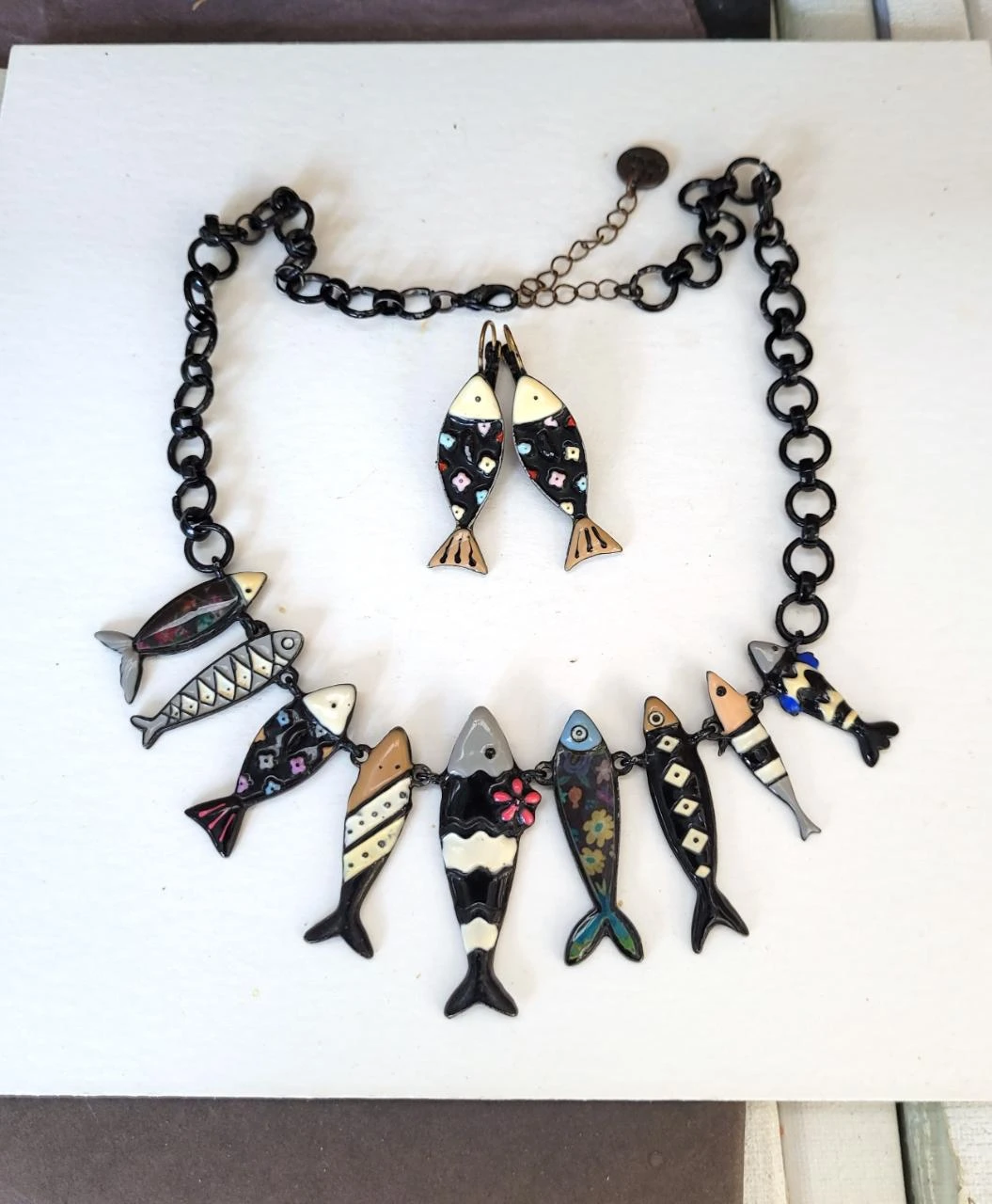 Une parure vintage citadine boucle d'oreille et collier avec breloques poissons